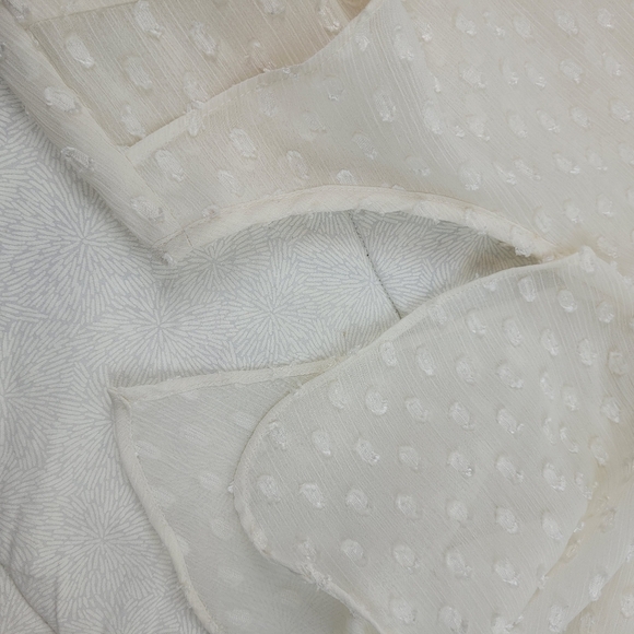 Vince Camuto off white boho ruffle blouse flowy cap sleeves fairy tufted dots 6 - Picture 10 of 11